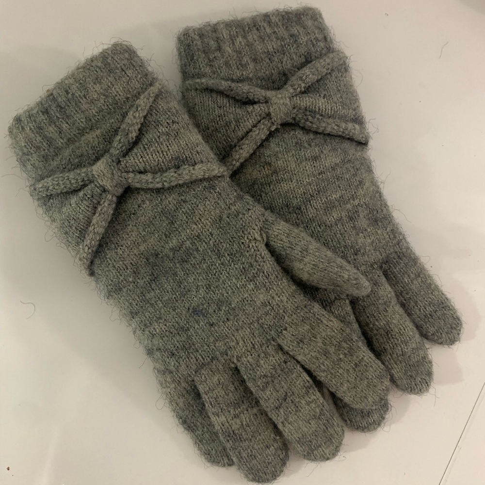 Cozy Gray Knit Gloves with Bow Detail